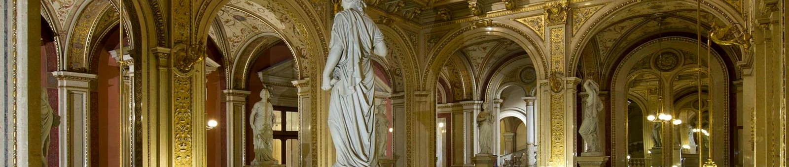     ウィーン国立歌劇場の祝祭階段 